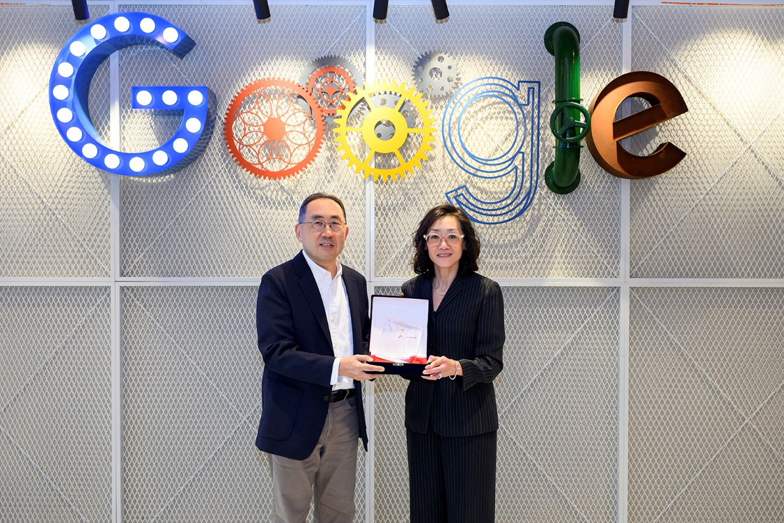 SK Rent-a-Car CEO Shin Jeong-ho and Google Cloud Korea President Ruth Sun